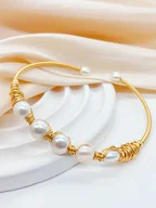 Bransoletki - Pierres de Jade Pozłacana bransoletka z perłami - miniaturka - grafika 1