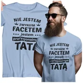 Gadżety dla niej i dla niego - Koszulka dla TATY modny prezent na Dzień Ojca Stylowa koszulka Nie jestem zwykłym facetem jestem profesjonalnym TATĄ kolor błękitny - miniaturka - grafika 1
