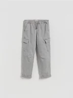 Spodnie i spodenki dla chłopców - Reserved - Wysokoelastyczne spodnie cargo - ciemnoszary - miniaturka - grafika 1