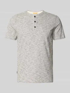 T-shirt z kieszenią na piersi model ‘Henley’ - Koszulki męskie - miniaturka - grafika 1