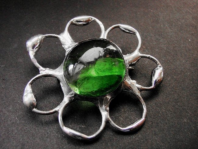 Zielony kwiatek - okrągła witrażowa broszka