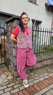 Spodnie sztruksowe w kolorze wiśniowym - Spodnie sportowe damskie - miniaturka - grafika 1