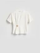 Koszulki i topy damskie - Reserved - T-shirt z ozdobną klamrą - złamana biel - miniaturka - grafika 1