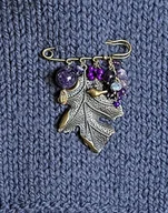 Broszki - Broszka niezwykła na agrafce w modnym stylu Boho handmade ametystowo-złota - miniaturka - grafika 1