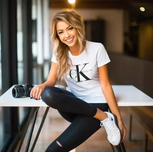 Koszulka Damska Calvin Klein biała, IDEALNA NA MIASTO, BESTSELLER roz. M - Koszulki i topy damskie - miniaturka - grafika 1