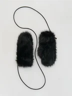 Czapki damskie - Reserved - Rękawiczki ze sztucznego futerka - czarny - miniaturka - grafika 1