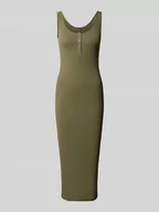 Sukienki - Sukienka prążkowana o długości do kolan - miniaturka - grafika 1