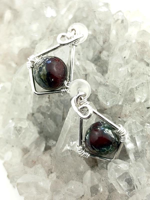 Heliotrop - kolczyki ze srebra, wymiary 1.3x0.9 cm, waga 1.3 grama, sztyfty, rękodzieło