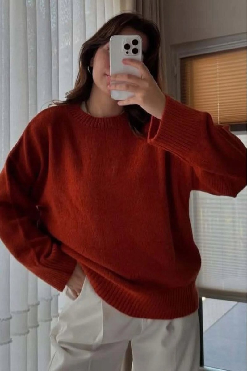 SWETER DAMSKI LUŹNY Z OKRĄGŁYM DEKOLTEM W KOLORZE RUDYM M 5GA*
