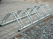 Wyposażenie miejsc publicznych - Krosstech Stojak na rowery ECHO 5 na 5 rowerów ocynkowany 4440120 - miniaturka - grafika 1