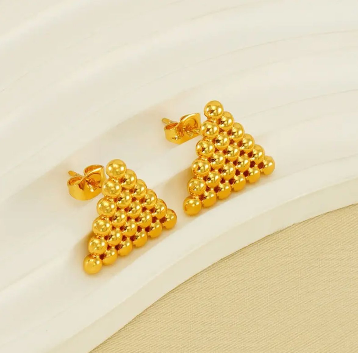 Złote Kolczyki Trójkąty z Kulek Eleganckie Modne Sztyft Pozłacane