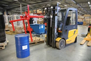 SWARK Uchwyt do beczek na wózek widłowy GermanTech (udźwig: 400 kg) 99782302 - Wyposażenie gospodarstwa rolnego - miniaturka - grafika 4