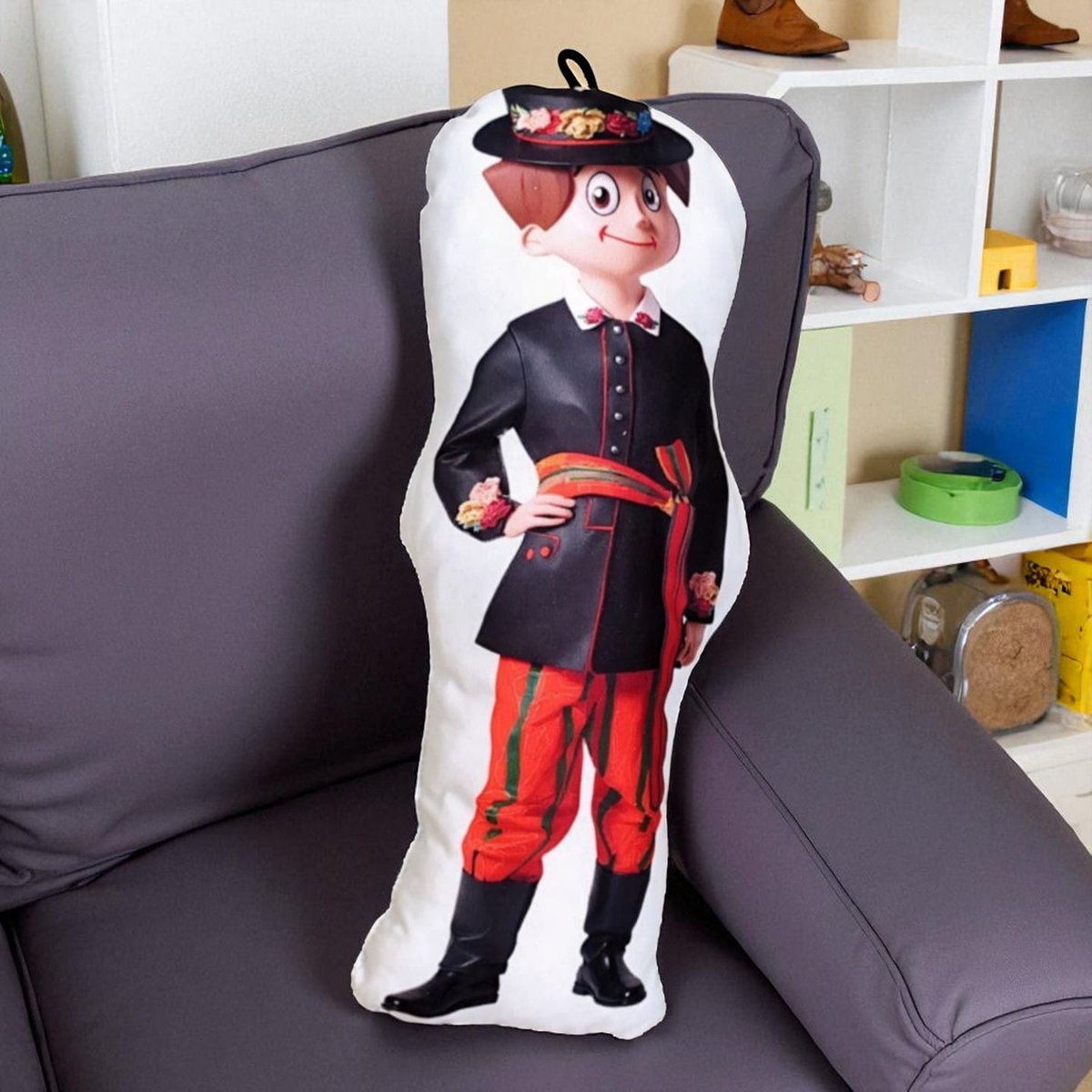 Maskotka dekoracyjna – chłopiec w stroju łowickim