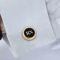 Spinki do mankietów i krawatów - Złote spinki do mankietów z inicjałami Onyks - symbol siły, mądrości - miniaturka - grafika 1