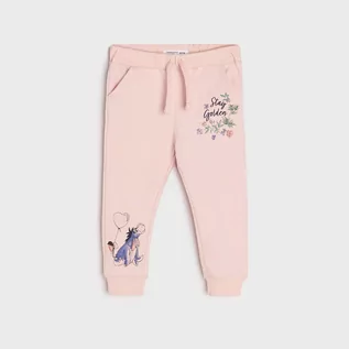 Spodnie i spodenki dla dziewczynek - Sinsay Sinsay - Spodnie dresowe Kubuś Puchatek - Różowy - grafika 1