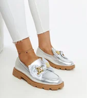 Półbuty damskie - Srebrne mokasyny z ozdobną agrafką Bogumila-36 - miniaturka - grafika 1