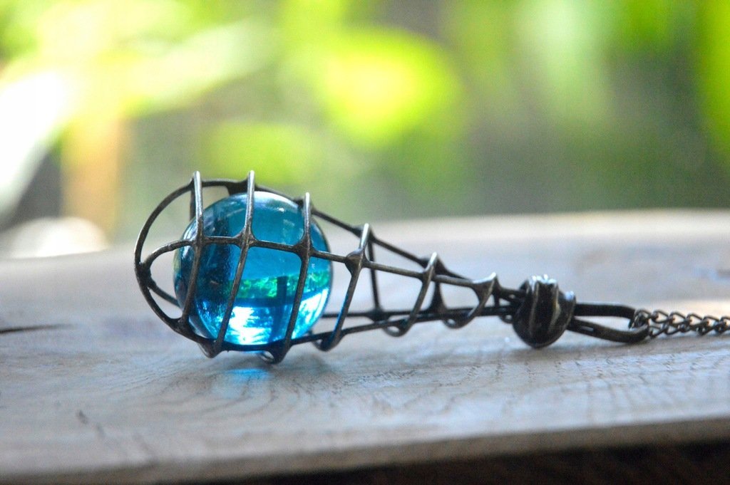 TURKUSOWA SZKLANA KULA W KLATCE - ANTYCZNY WISIOR