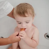 Szczoteczki do zębów - Mushie 2 Pierwsze szczoteczki na palec Clay &amp Shifting Sand Mushie 2460185 - miniaturka - grafika 1