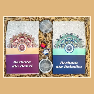 Zestaw prezentowy dla babci i dziadka.Zestaw kaw 10x10g, 2x zaparzacz imbryk kulka, prezent upominek na Dzień Babci i Dziadka - Zestawy upominkowe - miniaturka - grafika 1