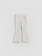 Spodnie i spodenki dla dziewczynek - Reserved - Prążkowane legginsy flared - złamana biel - miniaturka - grafika 1