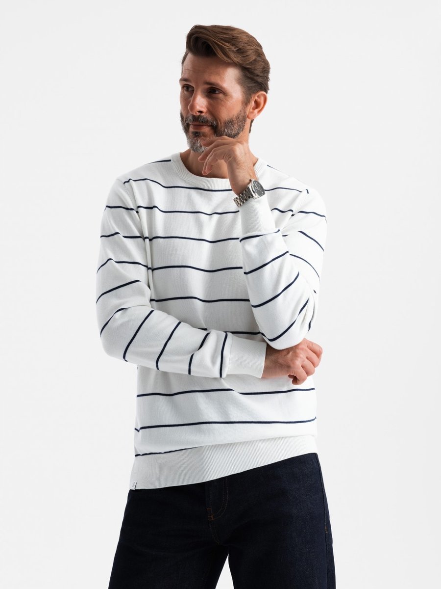 Męski casualowy sweter w poziome paski kremowy V2 OM-SWSW-0143 L