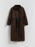 Płaszcze damskie - Reserved - Dwurzędowy płaszcz z kożuchem - ciemnobrązowy - miniaturka - grafika 1