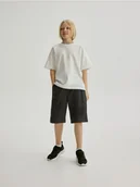 Spodnie i spodenki dla chłopców - Reserved - Bawełniane szorty z tłoczeniem - ciemnoszary - miniaturka - grafika 1