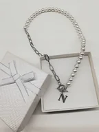 Łańcuszki - naszyjnik perły łańcuszek 45cm dowolna litera STAL - miniaturka - grafika 1