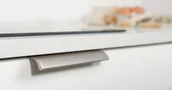 Zawiasy, okucia i inne akcesoria - Uchwyt meblowy krawędziowy Ona 128 Aluminiowy srebrny - miniaturka - grafika 1