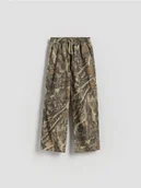 Spodnie i spodenki dla chłopców - Reserved - Bawełniane spodnie - ciemnozielony - miniaturka - grafika 1