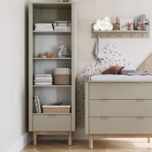 Łóżeczka i kojce - Regał Miloo wysoki beżowy z szufladą - miniaturka - grafika 1
