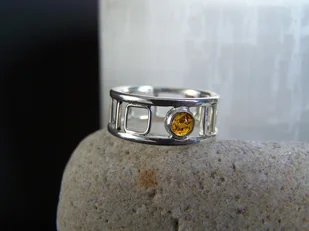 Srebrny, ażurowy, geometryczny pierścionek z bursztynem rozmiar PL 17 - Pierścionki - miniaturka - grafika 1