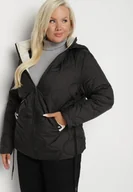 Kurtki damskie - Czarna Pikowana Kurtka Plus Size z Odpinanym Kapturem i Wsuwanymi Kieszeniami Anselie - miniaturka - grafika 1