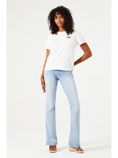 Garcia Dżinsy - Flared fit - w kolorze błękitnym - Spodenki damskie - miniaturka - grafika 1