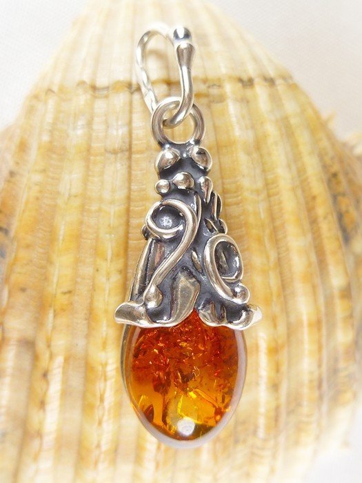 Wisiorek srebrny z bursztynem 601-51