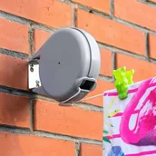 Zawiasy, okucia i inne akcesoria - Automatycznie zwijany wieszak na ubrania o długości 15 m, mocny i trwały, łatwy w montażu na ścianie. - miniaturka - grafika 1