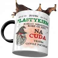 Kubki - Kubek Czarny Dla Plastyka na Cuda Trzeba Poczekać z Nadrukiem ze Zdjęciem+ Opakowanie na prezent (wzór 01) - miniaturka - grafika 1