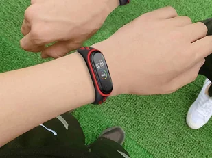 Sportowy pasek opaska Alogy do Xiaomi Mi Band 5/6 czarno-czerwony - Akcesoria do smartwatchy - miniaturka - grafika 6