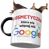 Kubki - Kubek Czarny Kosmetyczki wie Więcej niż Google z Nadrukiem ze Zdjęciem + Opakowanie na prezent (wzór 04) - miniaturka - grafika 1