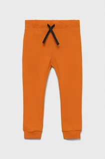Spodnie i spodenki dla chłopców - Benetton United Colors of United Colors of spodnie bawełniane dziecięce kolor pomarańczowy z nadrukiem - grafika 1