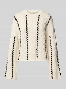 Sweter z dzianiny o kroju regular fit ze ściegiem warkoczowym model ‘TESSA’ - Swetry damskie - miniaturka - grafika 1