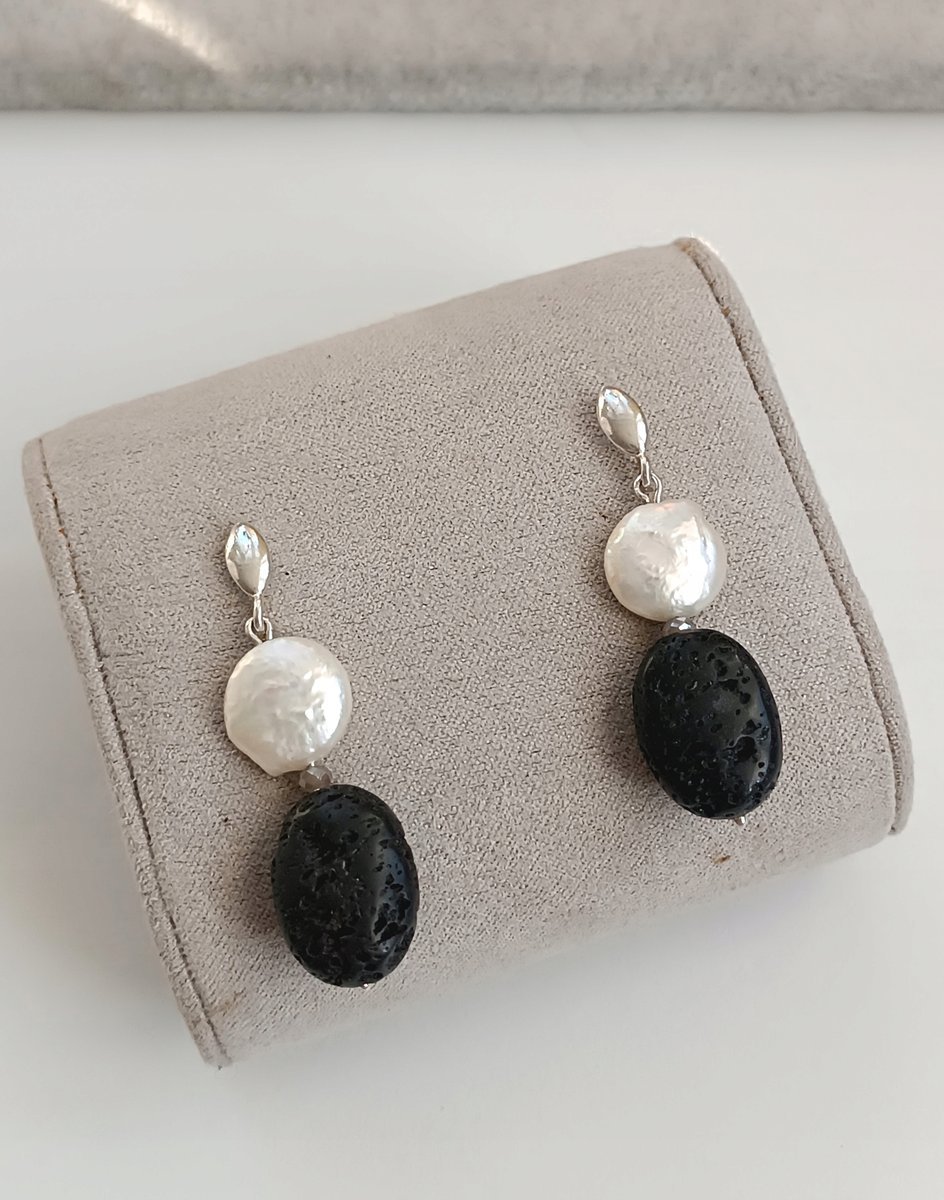 WISZĄCE KOLCZYKI PERŁA BIAŁA CZARNA LAWA WULKANICZNA SREBRO SZTYFT ZATYCZKA