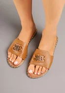 Klapki i japonki damskie - Brązowe Klapki na Płaskiej Podeszwie z Metaliczną Aplikacją Mirisana - miniaturka - grafika 1