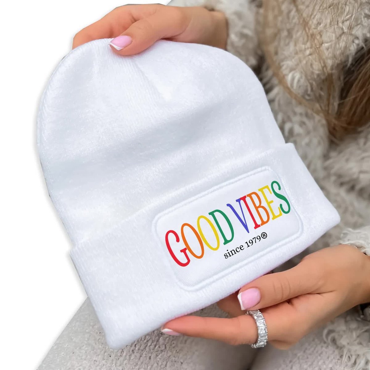 CZAPKA ZIMOWA KLASYCZNA BIAŁA Good Vibes Wzory