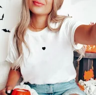 Koszulki i topy damskie - biała koszulka z czarnym małym serduszkiem - miniaturka - grafika 1