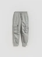 Spodnie i spodenki dla chłopców - Reserved - Joggery z kieszeniami - jasnoszary - miniaturka - grafika 1