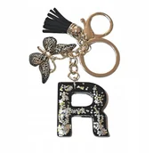Breloki - Brelok z literą R - elegancki czarny design z motylem - miniaturka - grafika 1