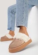 Kapcie damskie - Ciemnobeżowe Kapcie z Ekozamszu na Grubej Podeszwie z Ozdobnym Przeszyciem i Futerkiem Iindriala - miniaturka - grafika 1