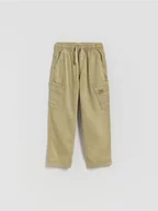 Spodnie i spodenki dla chłopców - Reserved - Wysokoelastyczne spodnie regular - beżowy - miniaturka - grafika 1