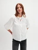 Bluzki damskie - Biała bluzka z dekoracyjnym kwiatem - miniaturka - grafika 1
